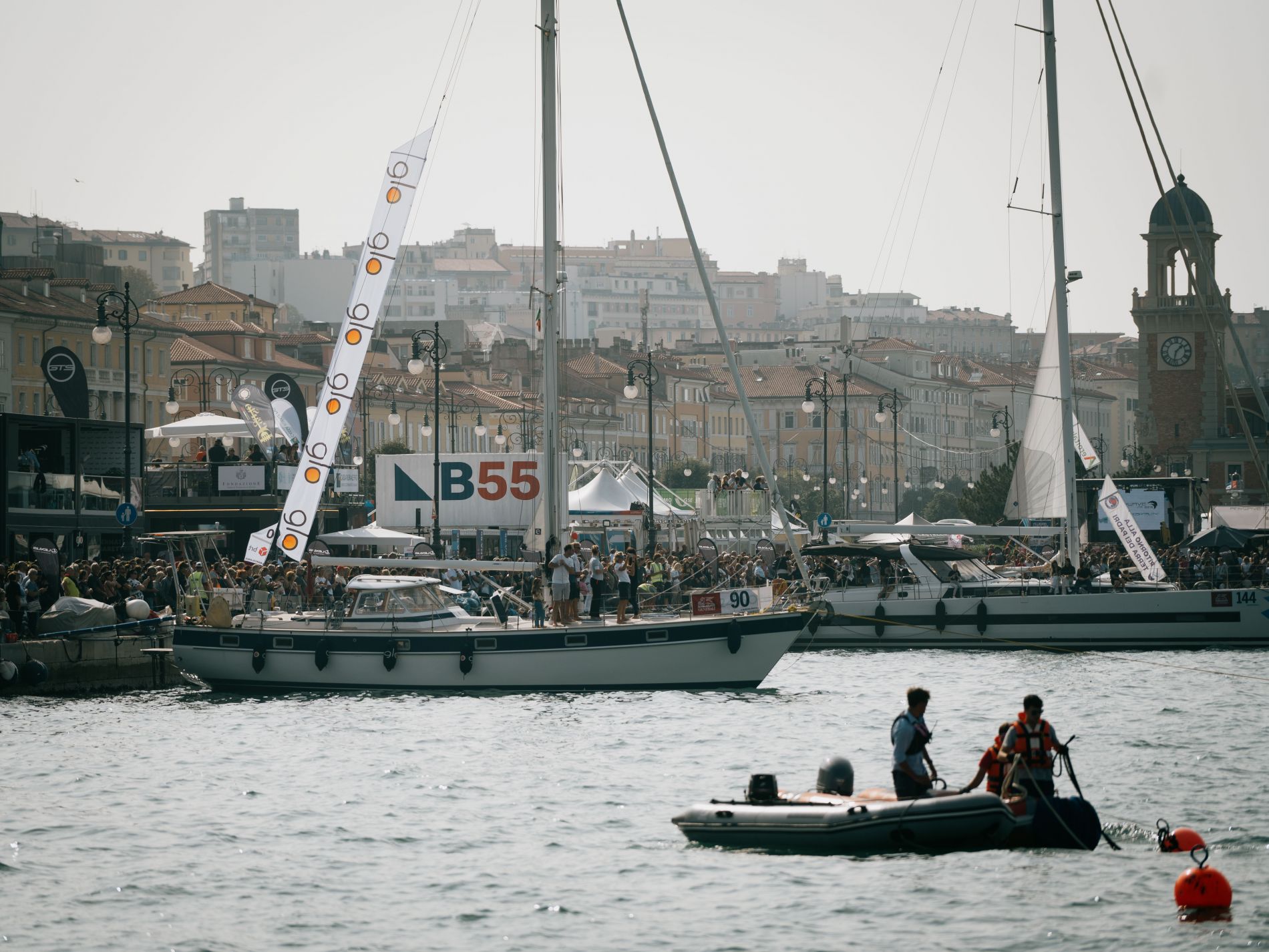 Barcolana, Trieste si prepara all’invasione di visitatori: 45 addetti e 24 mezzi per la pulizia della città